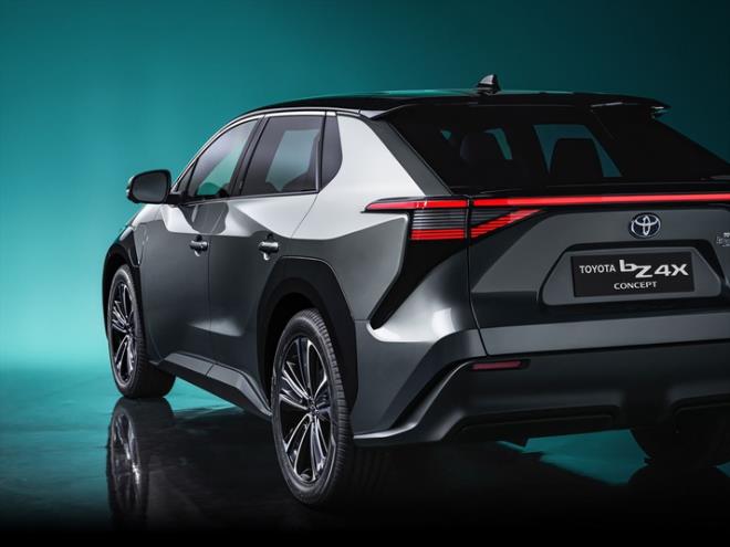- Aracn zellikleri  <br>    Aklamaya gre, sadece bir aratan daha fazlas olan Toyota bZ4X Konsepti, ayn zamanda tm yolculuklar daha konforlu hale getiriyor ve insanlarn keyif alacaklar bir ara yaratmann nn ayor.    Byk bir D segmenti kadar geni olan Toyota bZ4X Konsepti, elektrikli aralar iin zel olarak gelitirilen yeni e-TNGA modler platformu zerine yapld. Aracn evreci profili, ayn zamanda aracn zerinde bulunan ve menzili artran solar arj sistemiyle glendiriliyor. Toyota'nn hibrit ve dardan kabloyla da arj edilebilen hibrit aralar iin gelitirdii batarya teknolojisinin getirdii kapsaml deneyim sayesinde Toyota bZ4X Konsepti iin kullanlan daha byk, daha gl batarya, yksek gvenilirlik, kalc performans ve souk iklimlerde dahi sr menzilini koruyacak ekilde gelitirildi.
