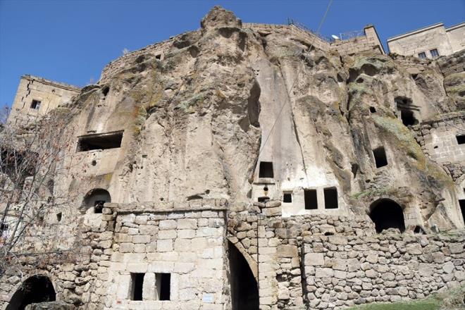 Gzelyurt Kaymakam Nurullah Cemil Erciyas, ierisinde tuvalet barndran ilk yer alt ehri olmasnn blgenin nemli zellii olduunu syledi.    Roma dneminde Hristiyanln aktif olmasyla blgede yaamn baladn anlatan Erciyas, "Yer alt ehrinin yapm milatla birlikte balyor. 3 katl bir yer alt ehri. erisinde ok farkl zellikleri var. Istma sistemleriyle, yemekleri piirdikleri ve muhafaza ettikleri kilerleriyle farkl bir yaam alan" diye konutu.