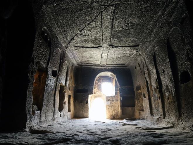 Erciyas, yer alt ehrinin tamamen kayadan oyma eklinde olutuunu ifade etti.    nne yaplan dier yaplarla Gelveri evlerinin olutuuna dikkati eken Erciyas, yle konutu:    "Yer alt ehrimiz ilk haliyle gnmze kadar gelmi. erisinde gizli geitler, tandrlar gibi bir ok yaam odas var. Buralar 1950'ye kadar insanlarmzca kullanlm. Turizme aldktan sonra kullanmn ziyaretilere devretmiiz. Yer alt ehrimizi geen yl 150 bin kii ziyaret etti. Tabii ki pandemi sreci bizleri etkiledi. nmzdeki yllarda inallah bu sayy daha da artracaz. Pandemi tedbirlerini aldk, herhangi bir sknt yaamadk. Ziyaretilerimiz maske ve mesafe kurallarna dikkat ediyor. Yerli ziyaretilerimizin de HES kodlarna bakyoruz. Yerli ve yabanc tm misafirlerimizi bekliyoruz"