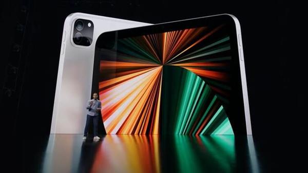 iPad Pro'da 1.000 nit (1.600 maksimum) sunan Liquid Retina XDR isimli bir ekran kullanlyor. Apple, bunun 10 bin farkl Mini-LED  ile ortaya ktn belirtiyor.