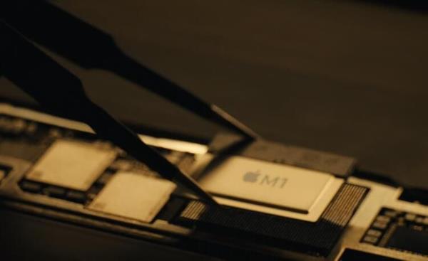 iPad Pro  <br>  Apple yeni iPad'de de M1'e yer verdi. Cihazn PS5 ve Xbox kontrolcleri ile alabildii ve bir nceki modelden yzde 50 daha hzl olduu akland.