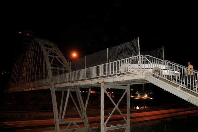 TAG Otoyu zerinden geen ve Yenibaraj Mahallesi ile merkez ukurova ilesine bal Beyazevler Mahallesini birbirine balayan yaya st geidi zerinde bir otomobilin bulunduu grenler, byk aknlk yaad.