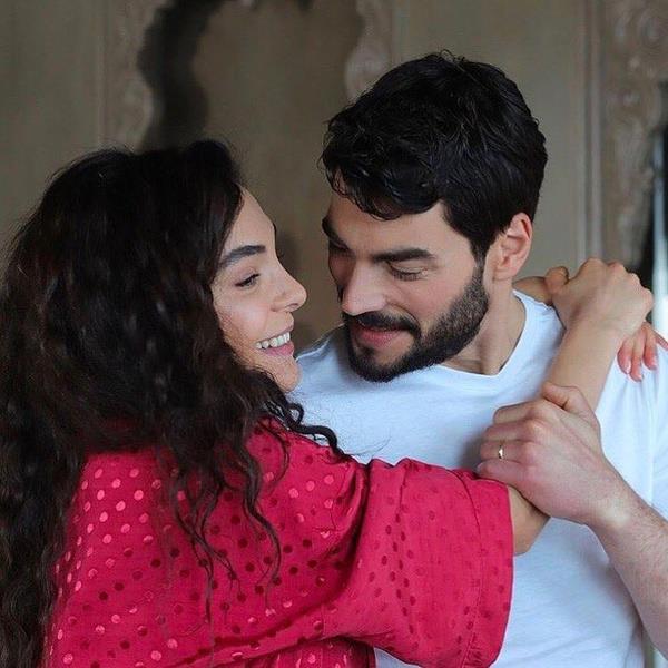 Yaanan bu olayn ardndan ise Akn Aknz'nn rol arkada Ebru ahin'in sosyal medya da Aknz'n takipten kmas dikkatlerden kamad.