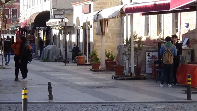 l Umumi Hfzsshha Kurulu, bir sre nce ald kararlarla kentteki sahil bantlar ile park ve bahelerin 17 Mays tarihine kadar vatandalarn kullanmna kapatlmasna karar vermiti. Bu dorultuda park ve bahelerin kaplar kapatld, kordon boyuna giriler de konulan demir bariyerlerle nlendi.