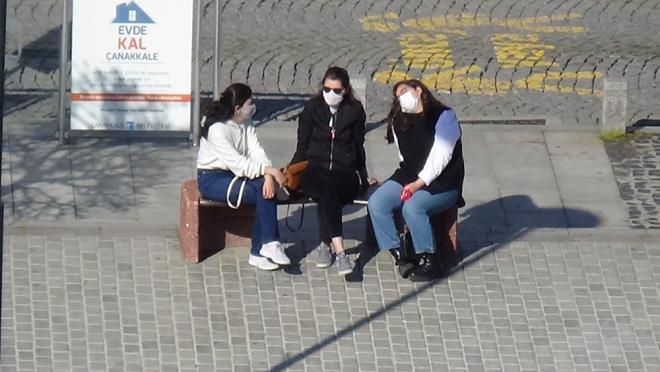 AIK ALANDA 2 KDEN DAHA FAZLA K BR ARAYA GELEMEYECEK    Alveri merkezlerinin ak alanlar da dahil olmak zere ak alanlarda ekirdek aileler hari 2 kiiden daha fazla kiinin bir araya gelmesi de yasakland.    Kentte artan vaka saylarnn nne geebilmek iin iletmelerden gel-al eklinde alnan yiyecek ve ieceklerin ak alanlarda kalabalk oluturularak tketilmesi de yasaklar arasnda yer ald.