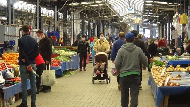 HALK PAZARINA GRLER KISITLANDI    Kentte sal ve cuma gnleri kurulan halk pazarlarnda daha nce alnan kararlar dorultusunda sebze ve meyve reyonlar ile giyim reyonlarnn farkl gnlerde kurulmas ve tezgahlar arasndaki mesafenin 3 metre olmas kararlatrlmt.    Alnan yeni tedbirler kapsamnda, vatandalarn halk pazarlarna girilerine de kstlama getirildi. Sal gn kurulan pazara T.C Kimlik No?su son hanesi 0,2 ve 4 olanlarn, Cuma gn kurulan pazara T.C Kimlik No?su son hanesi 6 ve 8 olanlarn giri yapmalarna izin verilecek.