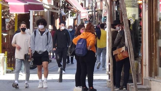 MEZARLIKTA HES KODU UYGULAMASI  Cenaze trenlerinde, genelge ve kararla belirtilen katlm say snrna uyulmas ve mezarlk ziyaretlerinde sosyal mesafenin salanmas gibi tedbirlere ek olarak, bundan byle cenaze trenlerinde ve mezarlk ziyaretlerinde vatandalara, mezarlk grevlileri tarafndan HES kodu sorgulamas yaplacak.