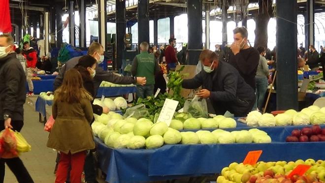 Ayrca, vatandalarn ev ziyaretleri ve evlerine konaklamal misafir kabul etmesi de yasakland.