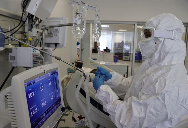 "Burada yatarken annesi kaybeden hastalarmz vard. ktnda annesiyle greceini sylyordu. Biz annesini kaybettiini biliyoruz ama onu syleyemiyoruz. nk bu hastalkta moral, motivasyon da ok nemli."