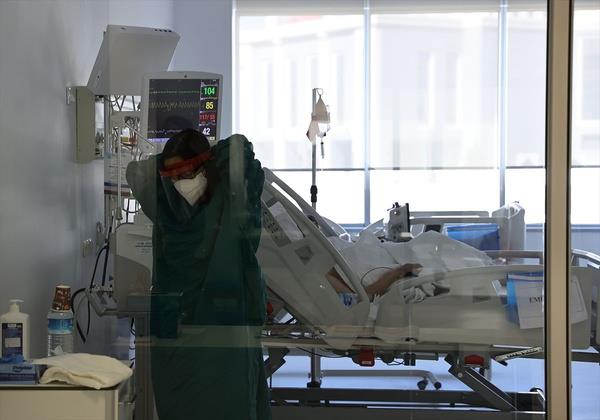 Kovid-19'un toplumda olduka yayldna, ar seyrettiine ve gen ya grubundakilerin hastalandna dikkati eken Turan, bu duruma ilikin u deerlendirmelerde bulundu: "Bilindii gibi koronavirs mutasyona urad. Virsn amac doada hayatn devam ettirmek. Bu nedenle de bulacln artryor, virlansn yani hastalk yapcln artrmaya alyor. Bu bir sava gibi aslnda. Virs mutasyona uradka bu ekilde davranmaya devam edecek."