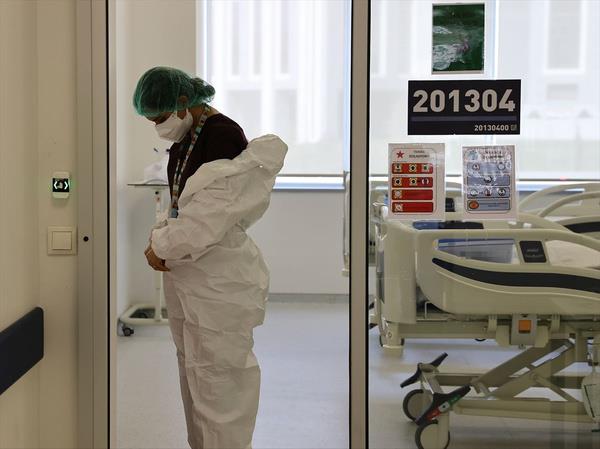 Turan, ann Kovid-19 ile mcadeledeki neminin altn izerek unlar kaydetti: "zellikle alamann nemini bandan beri vurguladk. A virse kar en nemli silahmz. O yzden alanmak art. Alanm bireylerin hastalanma oranlar olduka dk. Hastalansalar dahi hafif iddette geirmekteler. Ama alanmayan grup hastal ok ar geiriyor."