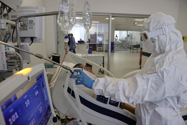 "Youn bakmlarmzda da alanmam grupta ar hastalk geiren ok sayda kii oluyor. O yzden a sras gelen herkesin alanmasn neriyorum. Bir youn bakm hekimi olarak aya kar direncin kabul edilebilir olmadn sylemek istiyorum. nk youn bakmda a olmam ve ar akcier hasaryla seyreden hastalarm var. Bunu mutlaka sylemek zorundaym. Ltfen alann, adan kamayalm, a bizi virse kar koruyacak en nemli silah."