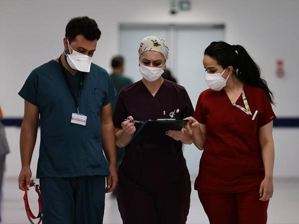 "Toplumda yaygn olarak gezen grup 20-65 ya arasndakiler. Bu grup, toplumun hareketli grubu; iine gidenler, alanlar. Virs onlar arasnda daha ok yaylyor. 65 ya ve stndekiler yzde 75 orannda aland. Alanmayan grubun hastal geirmesi de ok ar seyrediyor. O yzden bunlarda zellikle alanmann, mutant virsn ortaya knn ve toplumda hareketli olanlarn daha gen grup olmasnn etkisi olduunu dnyorum."