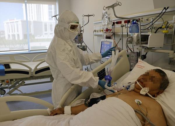 "ocuunu, annesini, babasn, eini, dostunu gremeden burada elimizden kayp giden hayatlar oluyor. Hastalar dardan haber almak istiyor, dardaki yaknlar onlardan haber almak istiyor. Haftann belli gnlerinde doktorlarmz telefonla bilgi veriyor ama hasta yaknlar sadece telefonla bilgi alabiliyorlar."