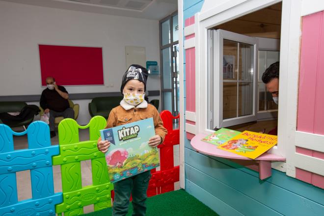 Devlet Hastanesi'nde hasta ocuklara moral datmaya balad.  <br>  Yeni alan ktphaneler, 22 bin kitaplk dijital ktphanenin halka almas, ak hava ktphanesi, ktphaneden kitap alanlara cretsiz toplu tama bileti gibi uygulamalarla Bursa'da kitap okuma alkanlnn daha artrlmasn amalayan Bykehir Belediyesi'nin, zellikle 0-12 ya grubunu hedef eden Kitap Eczanesi Trkiye?de bir ilk olarak ubat aynda ehir Hastanesi?nde almt.
