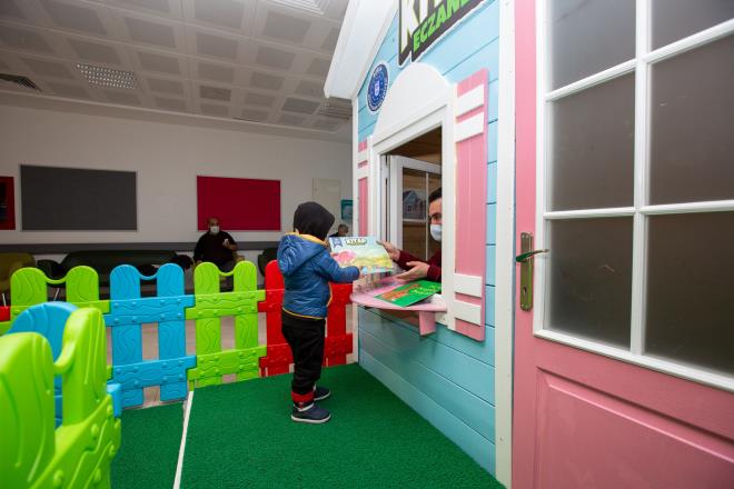 kinci eczane ald<br>  Hasta ocuklar okumaya ynlendirmesinin yannda moral kayna haline gelen Kitap Eczanesi?nin ikincisi Grsu Devlet Hastanesi?nde hizmet vermeye balad. Hastane ierisinde oluturulan kitap eczanesi, hasta ocuklarn hastane iinde severek geldikleri nemli bir nokta oldu. Doktordan reetesini alan ocuklar, buraya gelip, istedikleri masal kitabnn sahibi oluyor.