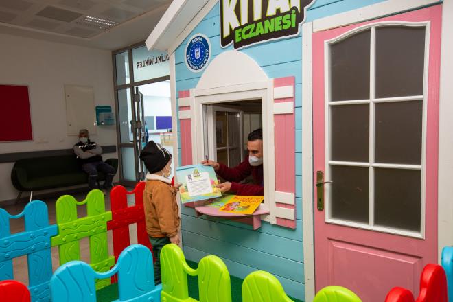 Kentteki dier hastanelerin zellikle ocuk blmlerinde de kitap eczanesi almasna ynelik almalar devam ediyor.