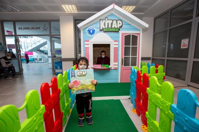 Uygulama kapsamnda doktorlar tedavi iin gelen ocuklar kitap okumaya ynlendirirken, ocuklara tedaviyle ilgili gerekli ilalarn yannda ilave olarak ocuk adna dzenlenen bir kitap reetesi veriyor. 'Gnde bir doz masal' sloganyla balanan projede, doktorun verdii, 'Gnde en az 10 sayfa olmak zere, tok karnna, tercihen bir bardak lk st eliinde okunmas tavsiye olunur? yazl reete ile hastane ierisindeki Kitap Eczanesi?ne gelen ocuklar, ya gruplarna gre istedikleri masal kitabna cretsiz sahip olabiliyor. Hasta ocuklar ve aileleri tarafndan ilgiyle karlanan projede iki ay iinde reete ile 4 binin zerinde kitap datld.