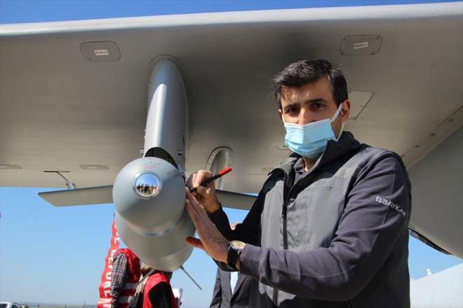 100'E YAKIN BLGSAYARA SAHP ROBOT UAK  Baykar tarafndan milli ve zgn tasarm, yazlm, aviyonikler ve mekanikler ile gelitirilen robot uak Aknc'da 100'e yakn bilgisayar sistemi grev yapyor. 5,5 ton kalk arl bulunan Bayraktar Aknc THA, 400 kilogram dahili ve 950 kilogram harici olmak zere toplam 1.350 kilogram faydal yk tama kapasitesiyle n plana kyor.    Kendine zg bkml kanat yapsyla 20 metre kanat aklna sahip olan hava arac platformu, tam otomatik uu kontrol ve 3 yedekli otopilot sistemi sayesinde yksek uu gvenlii de salayacak. Faydal yk kapasitesi sayesinde tayaca milli mhimmatlarla grev icra edebilecek olan Bayraktar Aknc, seyir fzesi atabilme yetenei ile byk bir g arpan olacak. Bayraktar Aknc THA, TBTAK/SAGE ve Roketsan tarafndan retilen milli mhimmatlar MAM-T, MAM-L, MAM-C, Cirit, L-UMTAS, Bozok, MK-81, MK-82, MK-83, Kanatl Gdm Kiti (KGK)-MK-82, Gkdoan, Bozdoan, NEB, SOM fzelerini kullanabilecek. F-16'larn icra ettii baz grevleri de gerekletirecek olan Bayraktar Aknc THA, burun ksmnda bulunacak milli retim AESA radar ile yksek durumsal farkndala sahip olacak. Kanat altnda tayaca yerli ve milli hava-hava mhimmatlar ile harekat icra edebilecek.