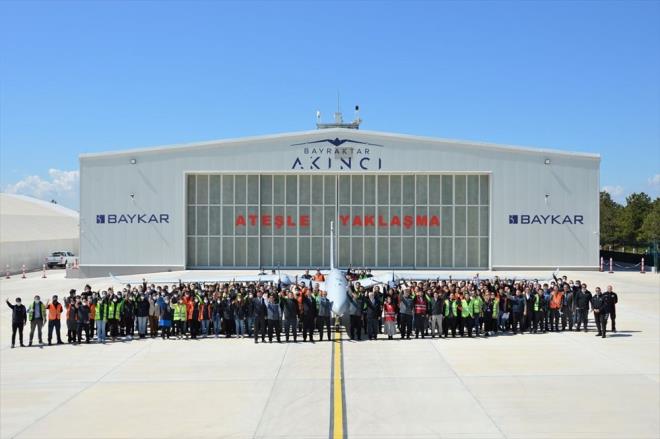 MAM-T LK KEZ KULLANILDI  Bayraktar Aknc THA'nn ilk at testi gelitirilen mhimmatlar tarafnda da bir ilke sahne oldu. Roketsan tarafndan milli olarak gelitirilen MAM (Mini Akll Mhimmat) ailesinin yeni yesi MAM-T, bu testte ilk defa kullanld. Daha yksek harp bal etkinlii ve daha uzun menzil ihtiyacn karlamak amacyla gelitirilen MAM-T, Blok-1 konfigrasyonu hareketli ve sabit hedeflere kar yksek hassasiyet salayan mhimmat ve yar aktif lazer arayc bala sahip. Farkl platformlara uyumlu gelitirilen MAM-T, HA'larda 30+ km menzil kabiliyeti ile zrhl ve zrhsz aralar, binalar ile su st hedeflerine kar kullanlabiliyor.