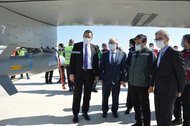 Baykar Teknoloji Lideri Seluk Bayraktar tarafndan orlu'da bulunan Aknc Uu Eitim ve Test Merkezi'nden ynetilen test srasnda Aknc THA'dan lazer hedefleme ile gnderilen harp bal bulunmayan cansz test mhimmatlarnn 3' de tam isabetle hedefleri vurmay baard.    Bayraktar Aknc THA'nn ilk at testine projeye liderlik eden Cumhurbakanl Savunma Sanayii Bakan smail Demir'in yan sra Baykar Genel Mdr Haluk Bayraktar da katld. Test iin Aknc Uu Eitim ve Test Merkezi'nde bulunan Roketsan ekibine ise Roketsan Ynetim Kurulu Bakan Prof. Dr. Faruk Yiit ile Roketsan Genel Mdr Murat kinci liderlik etti.