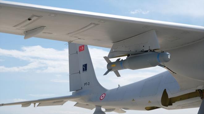 Bayraktar Aknc THA, ilk at testini baaryla tamamlad - 7  SER RETM BALADI  Bu yl iinde ilk teslimatlarn gerekletirilmesinin planland Bayraktar Aknc THA projesinin seri retim sreci de balad. Seri retim modelinin ilk ua olan ve entegrasyonu tamamlanan Bayraktar Aknc S-1 ise geen gnlerde test faaliyetlerini icra etmek zere orlu'ya intikal etti. Seri retim modellerinin entegrasyon almalar ise Baykar Milli S/HA Ar-Ge ve retim Merkezi'nde devam ediyor.