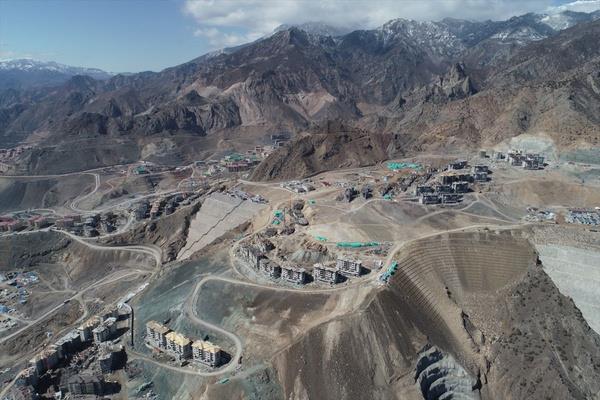 Yusufeli'nin yeni yerleim yerlerini beendiini syleyen ile sakinlerinden Nusret Ka, "Alanlarmz tam yaanacak ekilde gzel yaplm. Geni ve gzel. nceki Yusufeli'nden daha da gzel olacak. Devletimizin gc burada belli olmu" derken; Alaattin ala ise "Vatandamzn nceden tepkisi oldu. Ben gayet gzel olduunu gryorum. Kylerimizde elik konstrksiyon yaplyor. Gayet gzel. Her eyin gzel olacan dnyorum. Devletimizin gc var. Altyapmz yapyor, suyumuzu getiriyor. Her tesisatmz yeni olacak. Bunlarn da gayet gzel olacan dnyorum. Evlere, kaymakamlk binamza baktk. Emei geenlere imdiden teekkr ediyorum" diye konutu.