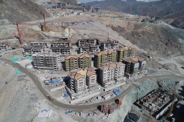 Trkiye snrlar iinde 410 kilometrelik uzunlua sahip Kuzeydou Anadolu'nun en byk nehirlerinden oruh Nehri zerinde Yusufeli Baraj ve HES projesinin inaat sryor.