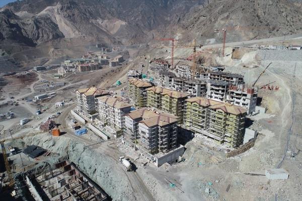 150 yllk tarihinde 6 kez yeri deitirilip 7'nci kez tanacak Yusufeli'ndeki yeni yerleim yerinde binalar ykselirken cadde ve sokaklar da dzenleniyor.