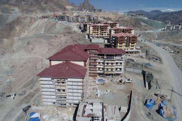 Alt ve st yap almalarnn ayn anda tamamlanmas hedeflenen yeni ilede hkmet kona ile kamu binalarnn inas tamamland.