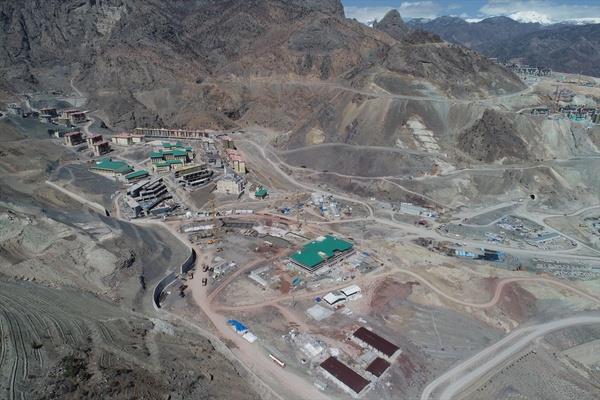 Kaymakam zdemir, tanma iin n hazrlk yapldn syleyerek, "Yeni yerleim yerinde artk son aamalardayz. Kamu kurumlar binalar bitmi durumda. Konutlarmz da bitmek zere. Artk tanmann arifesindeyiz. Kamu kurumlar olarak n hazrlmz yapyoruz. Mevcut eksikleri tespit edip tanma zamannda bir sorun kmamas iin urayoruz. Yaz mevsimi ierisinde tanacamz talimat geldi. 2021 yl bitmeden buraya tanabilmek iin hazrlmz yapyoruz" dedi.