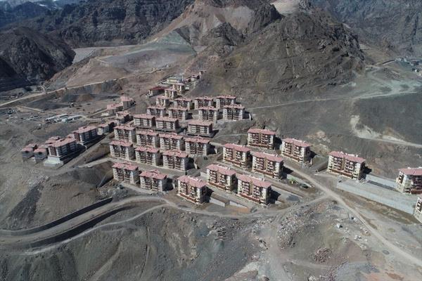 Yusufeli Kaymakam mer Faruk zdemir ve beraberindekiler, ilenin yeni yerleim yerinde inas tamamlanan kaymakamlk binas ile dier kamu binalarn inceledi.