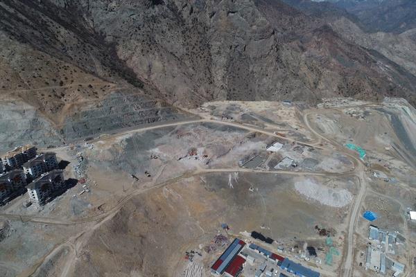 275 metre gvde ykseklii ile Trkiye'nin en yksek, dnyann ise 'ift erilikli ince kemer baraj tipi' kategorisinde 3'nc en yksek baraj olacak Yusufeli Baraj'nda 558 megavat kurulu gce sahip santral ile 2,5 milyon insann elektrik ihtiyac karlanabilecek.