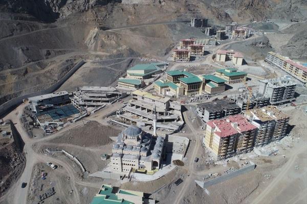 Yaz aylarnda planlanan tanma sreci iin vatandan endielenmemesi gerektiini belirten zdemir, "Yetimesi vatandan elinde olan bir durum deil. O yzden Yusufeli halknn tedirgin olaca bir durum yok. Devletimiz bu sz verdi. Bitirdii zaman insanlar buraya tayacaz. Buras sona erdii zaman hep birlikte tanacaz" diye konutu.