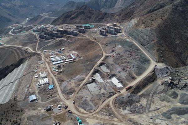 Trkiye'nin z kaynaklar ile tamam Trk mhendisler tarafndan ina edilen baraj projesinde almalar devam ediyor.