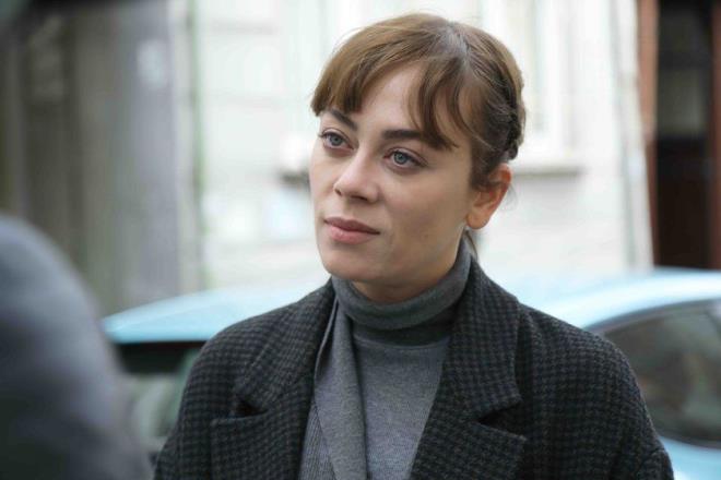 Netflix?te yaynlanan ve Fransz yapm olan Alevlerin Ardndan isimli dizinin uyarlamas olarak ekrana gelen Alev Alev, fragmanlar ile byk ses getirmi bir sre sosyal medyann konusu oldu. 3 kadnn savan anlatan dizinin hem konusu hem de oyuncu kadrosu tam not almt.