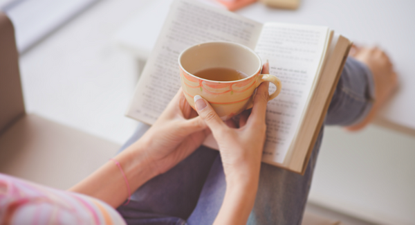 Titreme farkl sebeplerle oluuyor  <br>  Latince ?Tremor? olarak tanmlanan titreme, en ok ellerde grlmektedir. Birbirine zt kaslarn istemsiz kaslmasna bal olarak gelien, ritmik bir hareket olan titremenin farkl tipleri bulunmaktadr. Bu farkllklar titremenin grlme zaman, grld organ, iddeti ve elik eden hastalklara gre snflandrlmaktadr. Titremenin iddeti hastalktan hastala, ayn hastaln farkl durumlarnda, anksiyete varlnda, yorgunluk, alk gibi durumlarda deikenlik gsterebilmektedir