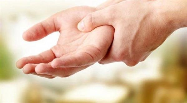 Hastalar genellikle bir hareket esnasnda; rnein ay bardan ya da bir kalemi tuttuklarnda, kadnlar gz kalemi ekmeye altklarnda bu el titremesini hissedebilmektedir. Bununla birlikte hastann dirseini koltua dayad hareket d belirli pozisyonlarda da tremorun ortaya kt ve dikkatin yneltilmesi ile daha fazla art gsterdii grlmektedir.