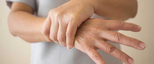 Tremor tedavisi nasl olur?  <br>  Esansiyel tremorun tedavisinde ok aceleci olunmamaldr. ncelikli olarak kiinin bu titremeyle savamayp, onunla arkada olmas ve ynetmeyi renmesi gerekmektedir. Tedavi aamasna ise hastaln kiinin sosyal yaamn etkiyecek boyuta ulamasndan sonra geilmektedir. Maalesef bu rahatszl ilalarla tamamen ortadan kaldrmak mmkn olmamaktadr. Baz ilalarla kiinin titremesinin iddetini azaltmak, gnlk hayatn etkileme seviyesini drmek ve kontrol altna alnmasn salamak amalanmaktadr. ok ileri tremor durumlarnda ise nadir de olsa beyin ameliyatlaryla tedavi nerilebilmektedir.