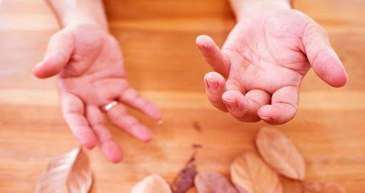 Tremor: Genlerde el titremesinin nedeni  <br>  Ortaokul, lise alarnda bile ortaya kabilen, ounlukla 20?li yalarda kendisini belli etmeye balayan el titremesi, genellikle ?Esansiyel Tremor?un habercisi olabilmektedir. Nedeni tam olarak belirlenememekle beraber, arlkl olarak genetik geiin neden olduu dnlen esansiyel tremor, inmeden sonra en sk grlen nrolojik hastalklarn banda gelmektedir.