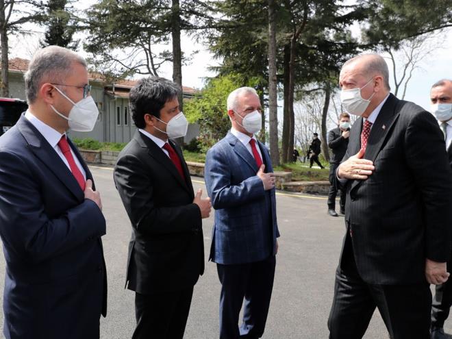 "Arsa var arazi var. Arsay araziye dntrmek iin belli bir bedel demek gerekiyor. Yoksa arsann bir nemi yok. te biz de bu topraklar vatan yapabilmek iin nice ehitler verdik" diyen Erdoan, genlere inandn belirterek, "Trkiye'nin en gzel yerlerinden biri olan stanbul'da amlca Tepesi'nde nazl nazl dalgalanan bayrann altnda gvende olacaksnz" ifadelerini kulland.