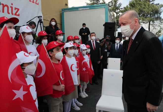 Cumhurbakan Recep Tayyip Erdoan, amlca Camii'ndeki cuma namaznn ardndan amlca tepesine geldi. Erdoan, 23 Nisan Ulusal Egemenlik ve ocuk Bayram dolaysyla, 111 metre byklndeki Trkiye'nin en byk bayrak direine Trk bayrana ekme trenine katld.