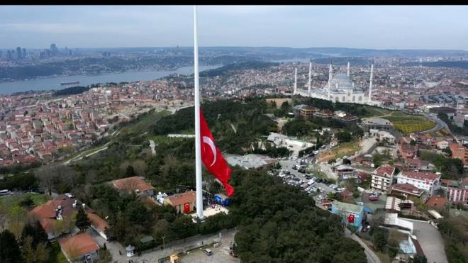 Erdoan, "amlca, bizzat takibini yaparak lkemize kazandrdmz camisiyle kulesiyle ve imdi de 111 metrelik bayrak direi ve Trkiye'nin en byk bayra, yaklak 1000 metrekareyi bulan bayrayla yepyeni bir ehreye kavuuyor" dedi.