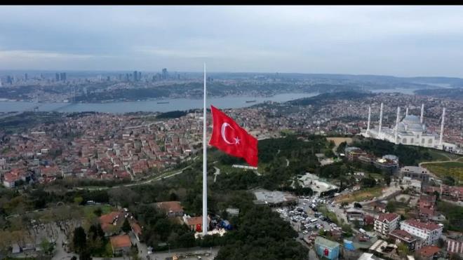 Erdoan konumasnn ardndan ocuklarla birlikte butona basarak Trkiye'nin en byk bayran en byk diree ekti.