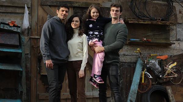 Hikayesi ve zellikle gen oyuncu kadrosu ile izleyenleri ekran bana kilitlemeyi baaran Kardelerim dizisi ksa bir srede baarsn reytingleri ile kantlad. Kardelerim dizisi kadrosuna gen bir isim daha dahil etti.