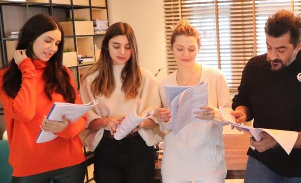 ATV'de yaymland ilk gnden beri ilgiyle izlenen dizisi Kardelerim'in barolnde Celil Nalakan, Cneyt Mete ve Fadik Sevin Atasoy gibi isimler yer alrken gen yetenekler Halit zgr Sar, Yiit Koak, Onur Seyit Yaran ve Su Burcu Yazgn Cokun...