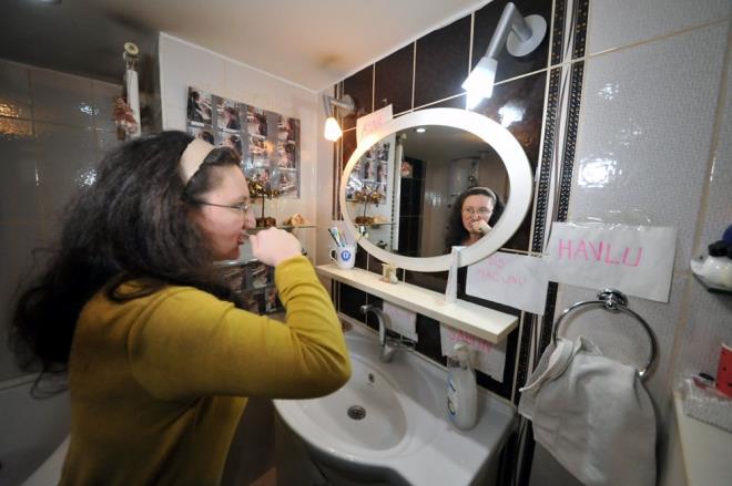 "KAYITLARA L OLARAK GEMT"    2001 ylnda Neslihan? banyodan l kardn belirten Hale Kabacaolu, ?Kzm suni solunum, kalp masajyla geri getirdik, fakat tekrar kalbi durdu. Daha sonra dram balad. 2 ay youn bakmda, 6 ay bitkisel hayatta kald. Gz bebeklerinde 15 gn k refleksi dahi yoktu. Umut kesilmiti. Kaytlara da l olarak gemiti. O seviyeden sonra Neslihan', ok youn bir bakmla, fizik tedaviyle, rehabilitasyonla ayaa kaldrdm. Yrmeye balad. O gnlerde, kurulmu bir robot gibiydi. Kontrolsz yryordu. nceden, beyin lm gerekletii iin, hafzadan her ey silinmiti. Dil felcini zp, konumay geri getirdiimde, bu kez papaan gibi konumaya balad. Ne dersen onu tekrarlyordu. Uzun sren ura sonucu, baz skntlar olsa da kendisini fiziksel olarak normale dntrdm" dedi.