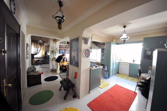 EVNN DUVARLARINI YIKTI  Hale Kabacaolu, kznn yrrken arpt evin i duvarlarn yktrd, kaplar kaldrd. Evin eitli noktalarna ayna yerletiren Hale Kabacaolu, kznn odalardaki hareketlerini gzlemlemeye balad. Kabacaolu, Neslihan?n rendiklerini kolay unutmas iin areyi, duvarlara yaz yazmakta buldu. Havlu, di macunu, lavabo, ayna gibi materyallerin zerine yazlan yazlarla Neslihan?n bu objelere, hatrlatma ihtiyac duymadan ulamasn salad.