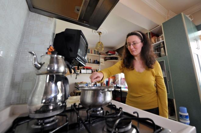 "NESLHAN N YAIYORUM"  <br>  Neslihan?n Bursa'da, engellilere eitim veren zel bir okulda eitim grdn vurgulayan Kabacaolu, ?zel eitim hocalar ile evde zel dersler gryor. Egzersiz programlar da var. Benim hayatmn merkezi Neslihan. Dnya onun etrafnda dnyor. Kzm u anda, birok ihtiyacn karlayabiliyor. Tuvaletini rahatlkla yapyor, yeme ime ihtiyacn gideriyor. Gnlk yaamda Neslihan'n bana yk, minimum duruma gelmi durumda" diye konutu.  <br>  "EVDE DUVAR VE KAPI YOK"  <br>  Evlerinin iini zel olarak yaptrdklarn belirten Hale Kabacaolu, ?Kendime ev almak zorunda kaldm. Bu evi yaptrrken kendime zel olarak yaptrdm. Evde duvar ve kap yok. ocuun evin ierisinde zgrce hareket etmesini istedim ama benim kontrolm altnda olmasn da gzlemlemek iin byle bir ey yaptm. Belli yerlere de aynalar koyarak yansma metoduyla kontrol altna aldm? ifadelerini kulland.  <br>  FOTORAFLAR VE YAZILARLA HATIRLATTI  <br>  Neslihan iin duvarlara yaz yazdklarn syleyen Kabacaolu, ?Neslihan'n hafzas sfrlanmt. Hibir ey bilmiyordu. zellikle banyoda, havlu, di fras, di macunu gibi eyalarn zerine isimlerini yazdm. Bylece, onlar hatrlamasn saladm. Fotoraflarla da yzn nasl ykayacan, diini ne ekilde fralayacan, nasl kurulacan anlattm. Bunda da baarl oldum" dedi.