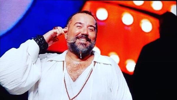 Denize olan tutkusunu da dile getiren Ata Demirer ?'Kendimi orada buluyorum gibi oluyor. Ben sahnede ne kadar buluyorsam, suda da o kadar buluyorum. Denizin zerinde olmak deil, daha ok altnda olmak, dalmak, bir maske, bir tane fotoraf makinesi." dedi.